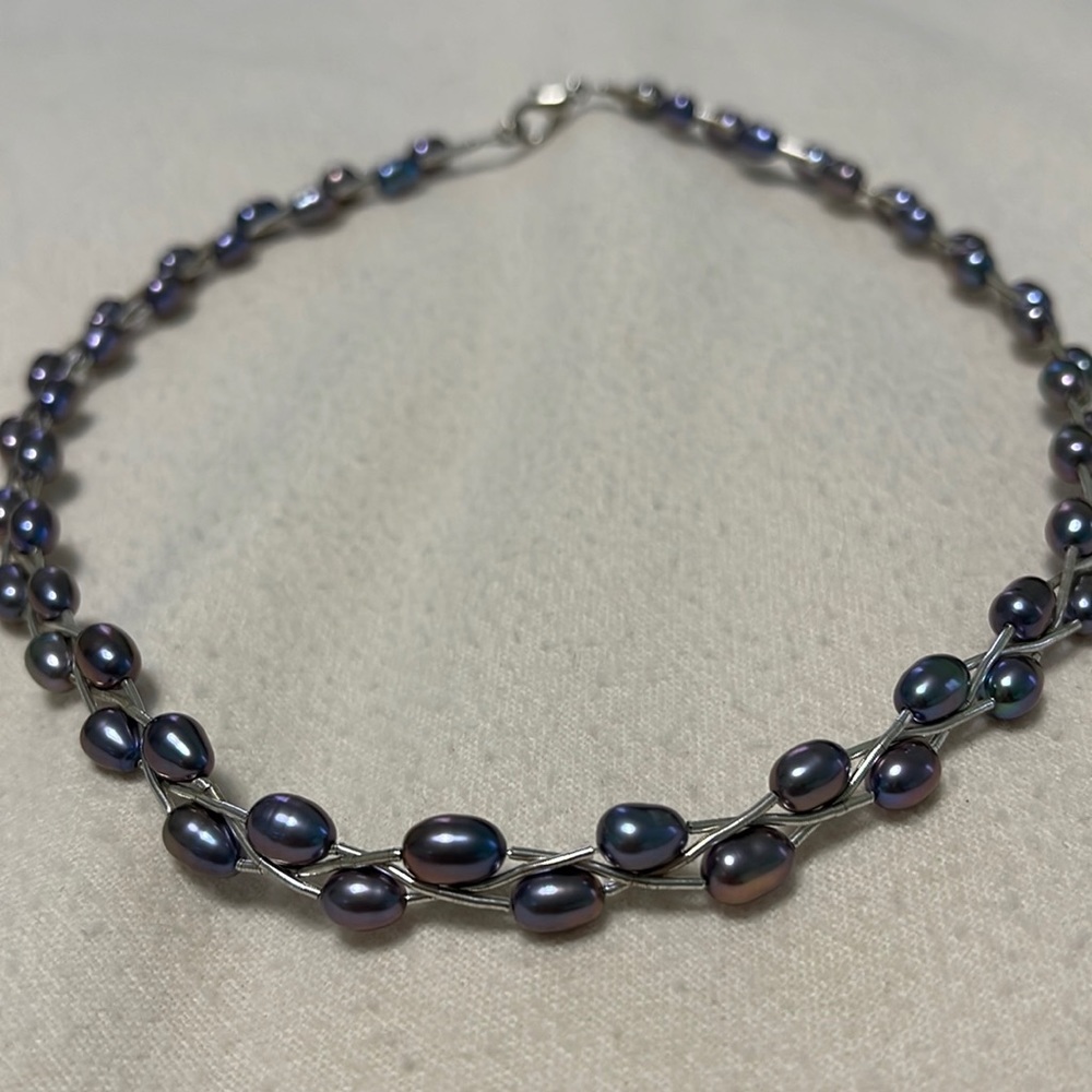 Silver necklace with purple gray pearl beads*
